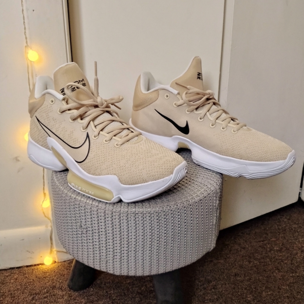 Nike / tan